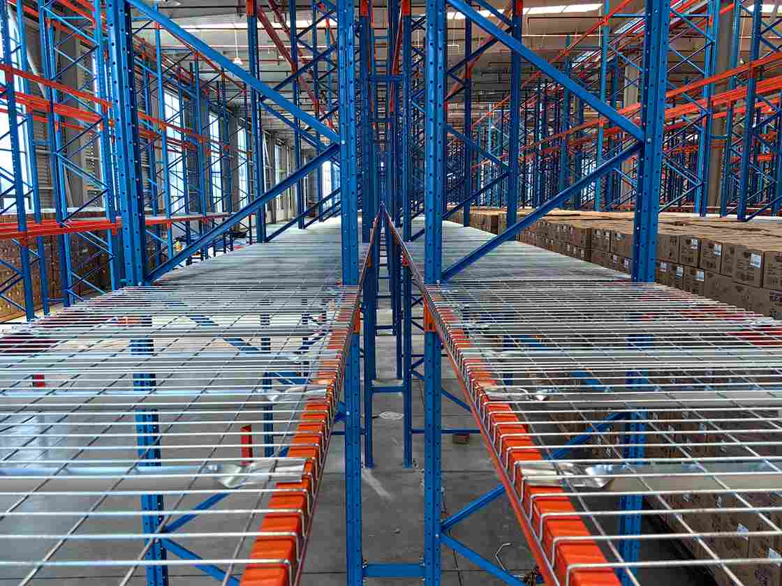 Beam Rack cost calculator interface showing warehouse details for price estimation.
