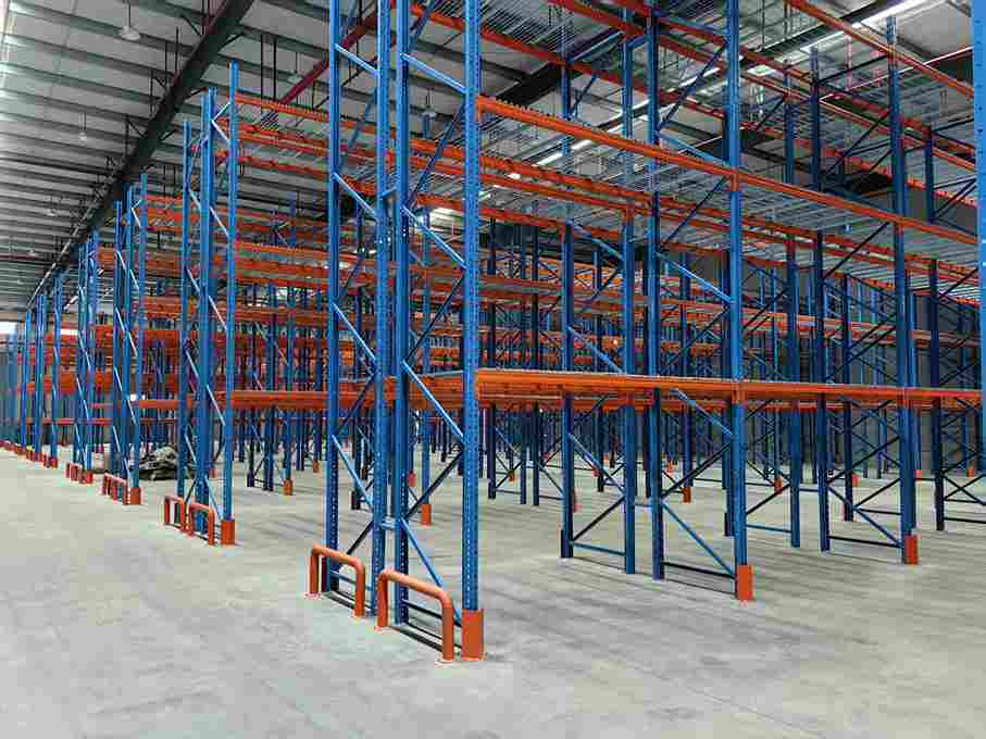Beam Rack system in a modern warehouse for efficient storage solutions.