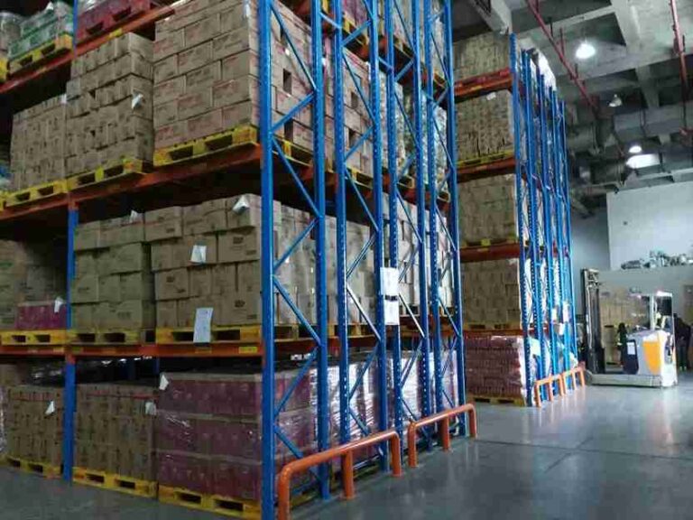 Aisle configuration in a ​​Selective Racking​​ system, showing direct pallet access for forklifts.