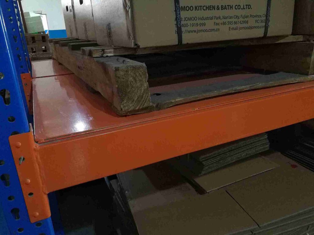 Close-up of Modular Beam Racking connector and step-beam, showcasing the safety lock and robust load-bearing design