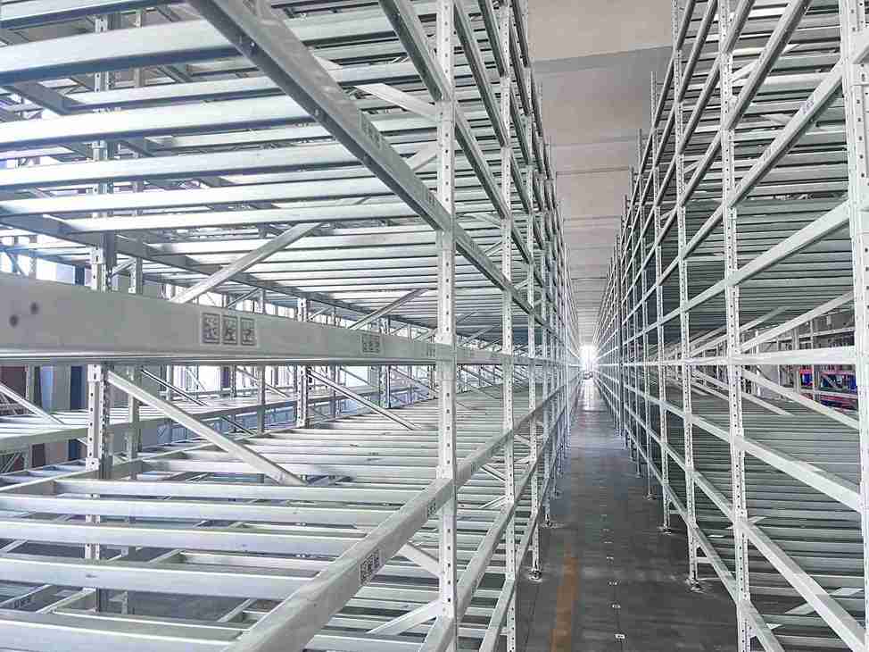 Close-up of multi-layer corrosion-resistant coating on heavy-duty Adjustable Warehouse Shelving beam