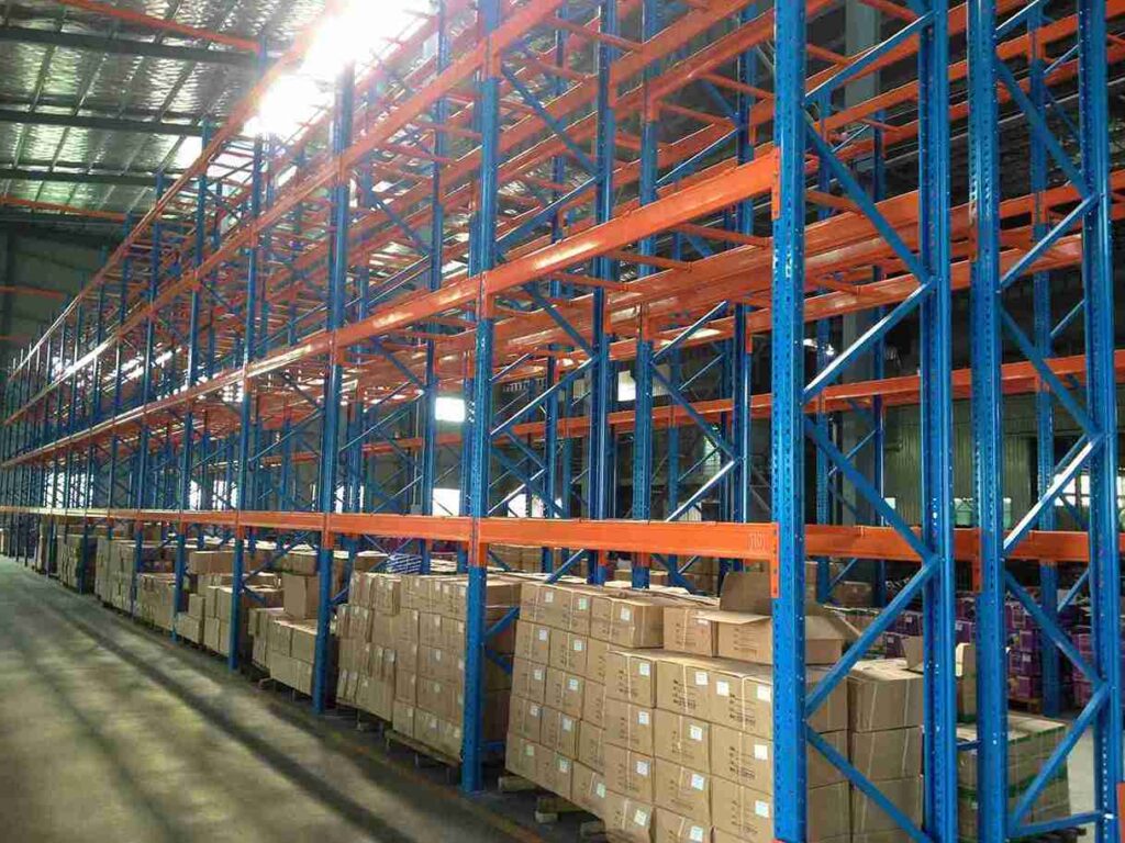 Professional diagram for a beam racking inspection checklist focusing on upright frame damage assessment and base plate integrity.