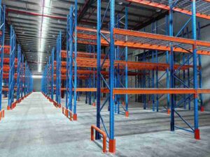 Selective heavy-duty industrial racking for palletized storage