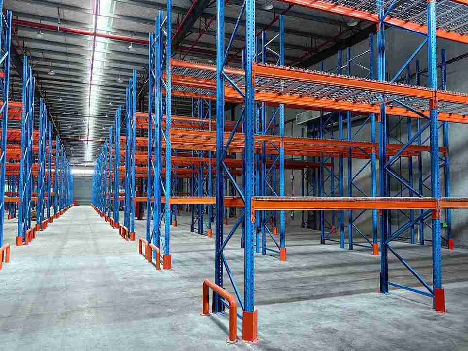 Selective heavy-duty industrial racking for palletized storage