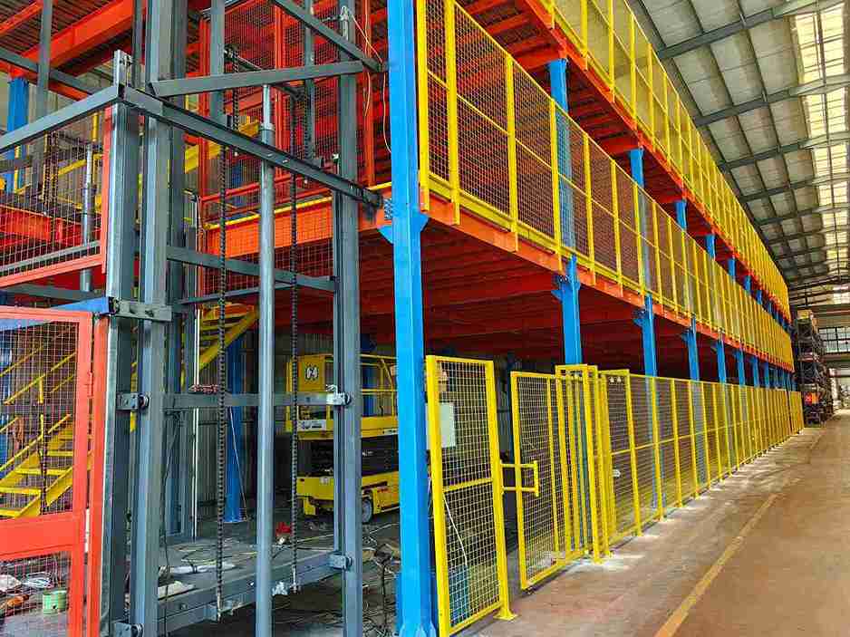 Selective industrial pallet racking system in warehouse storage