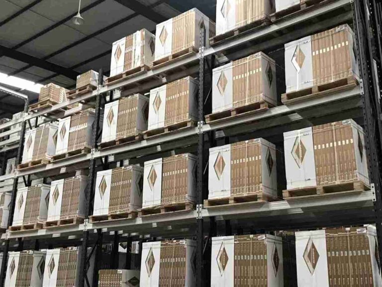 Selective pallet racking at ​​warehouse racking load limits​​ capacity