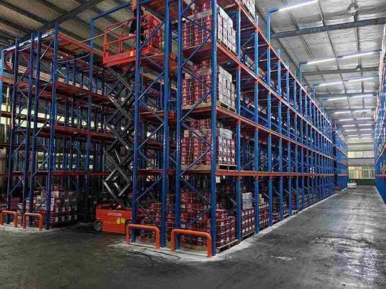 selective pallet racking system in modern warehouse