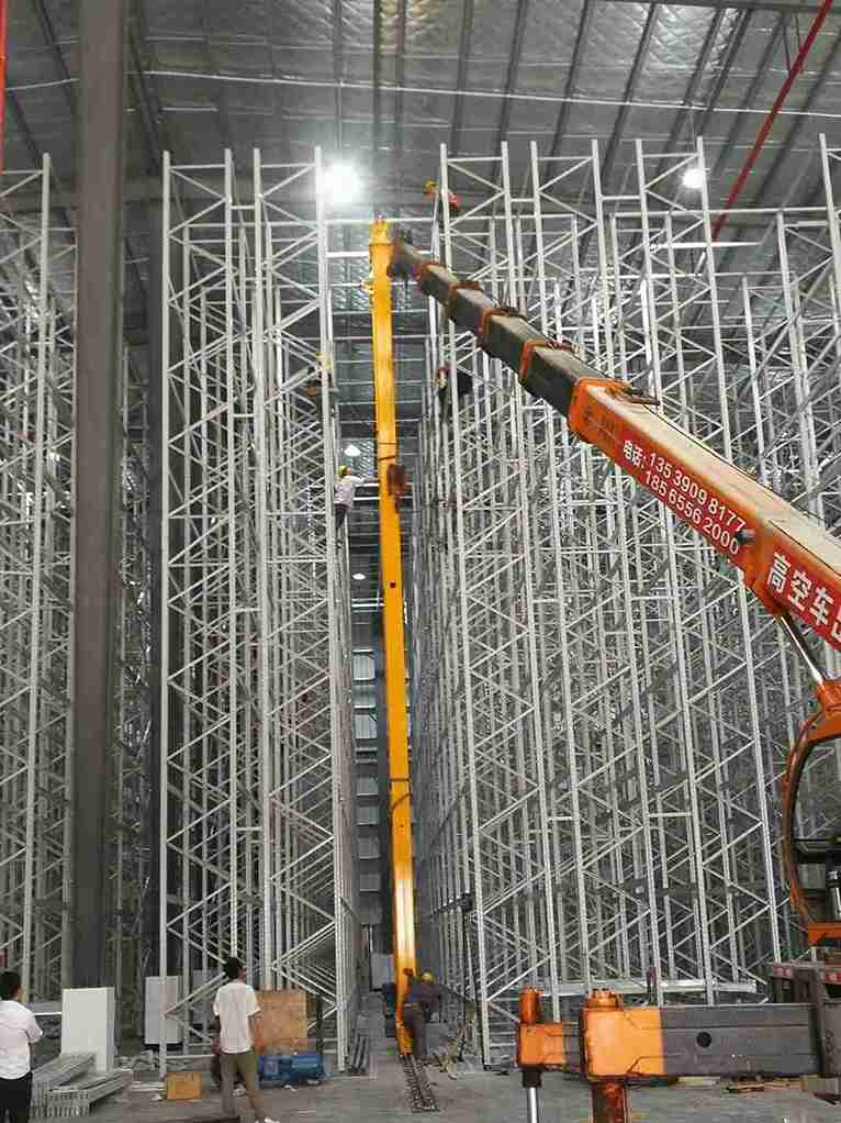 Automated storage system (ASRS) with integrated seismic bracing, showcasing advanced seismic safety for pallet racking in high-tech logistics hubs.