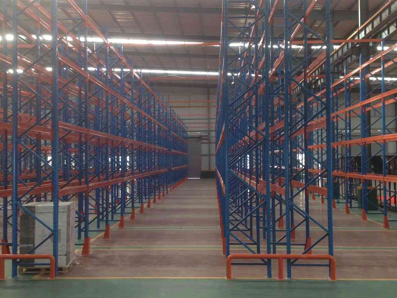 Drive-in ​​warehouse racking for logistics​​ for bulk inventory storage​
