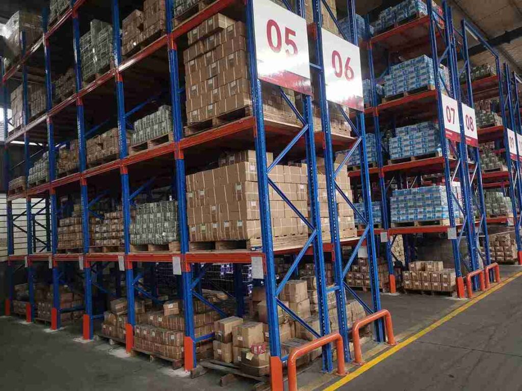 Global map analyzing regional factors affecting narrow aisle racking price per pallet in target markets.