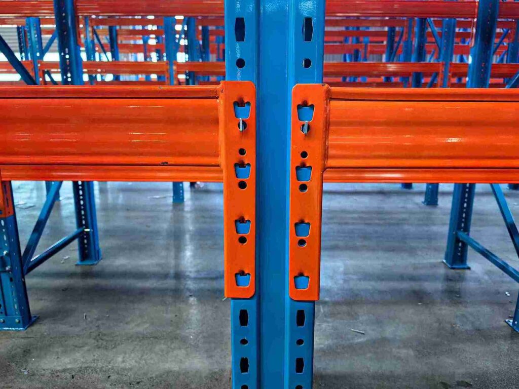 Heavy-duty steel narrow aisle racking for cold storage showing low-temperature-grade uprights and high-precision bolted connections.