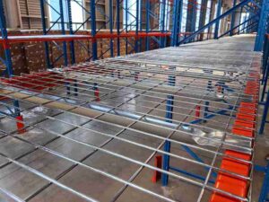 Heavy-duty ​​pallet rack wire dividers​​ for secure industrial storage