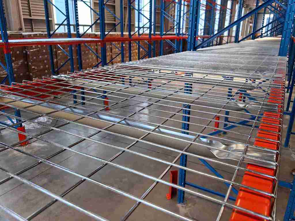 Heavy-duty ​​pallet rack wire dividers​​ for secure industrial storage
