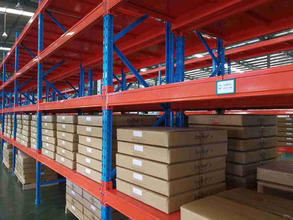  High-bay cubic storage optimization with narrow aisle storage for retail systems