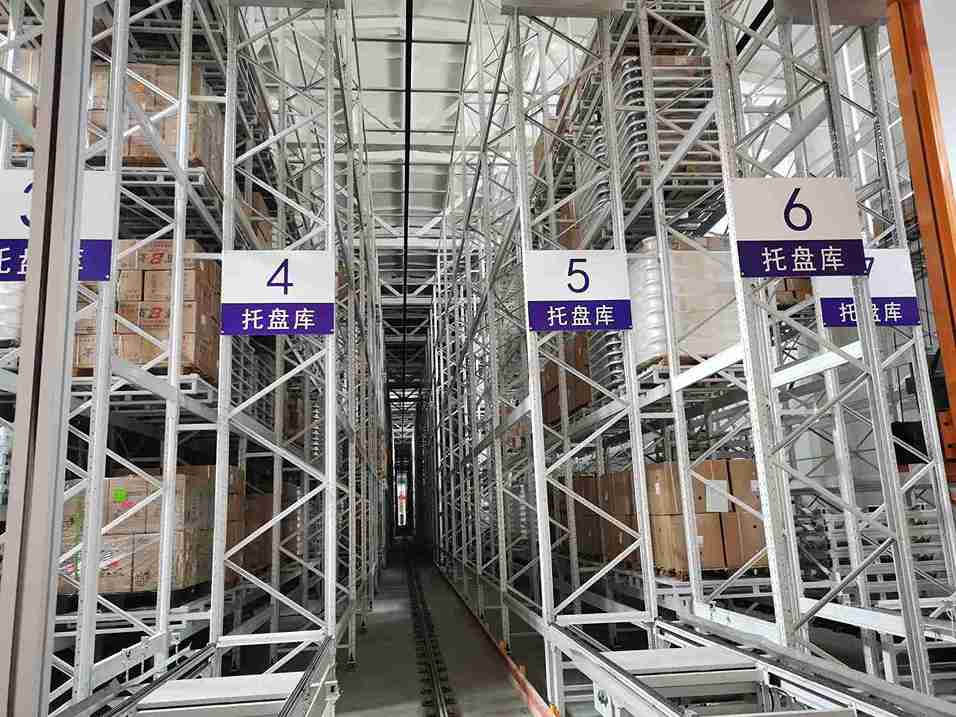  High-tensile steel upright column design reducing long-term narrow aisle racking cost through durability.