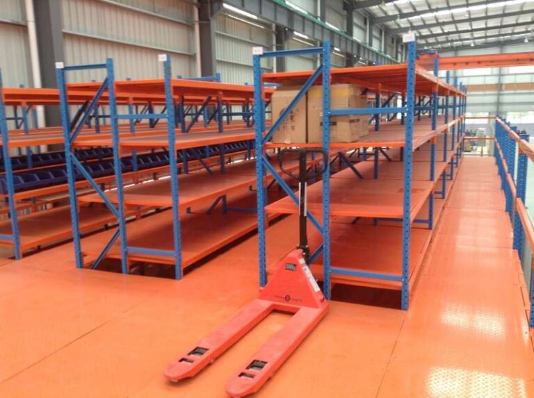 OSHA-compliant ​​pallet racking maintenance schedule​​ inspection in warehouse​