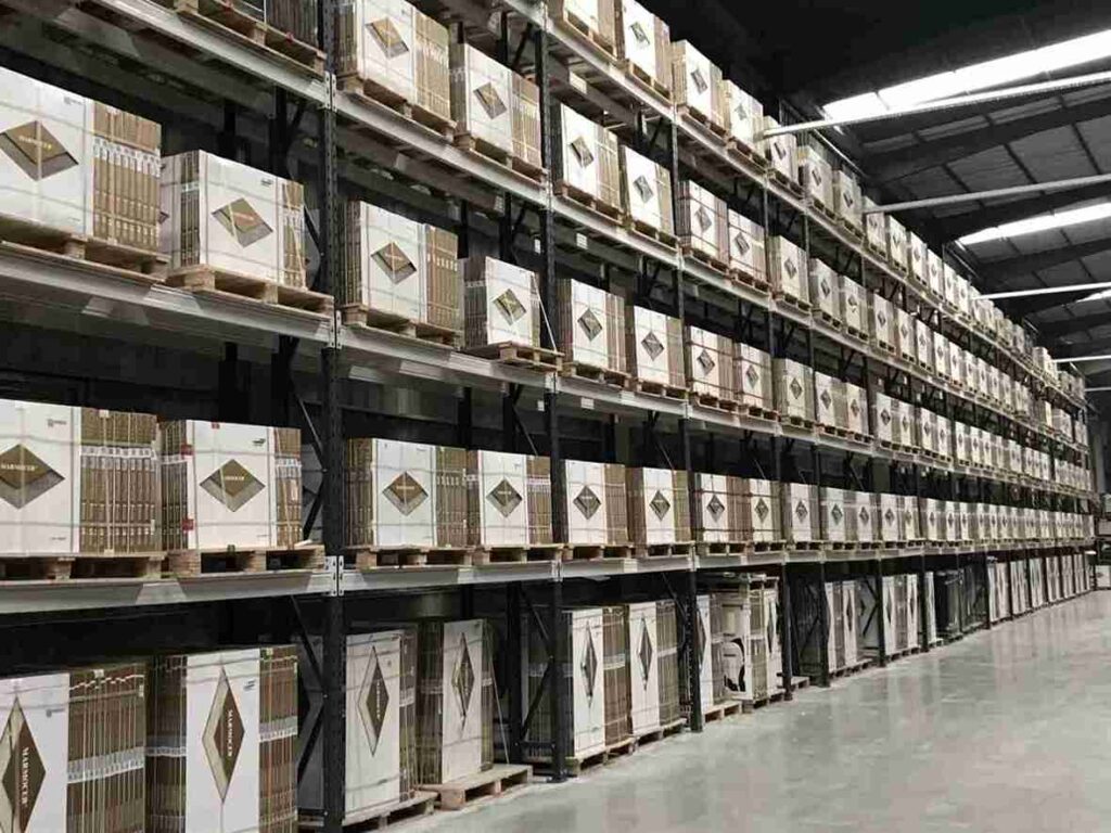 Selective pallet racking system with forklift access in modern warehouse