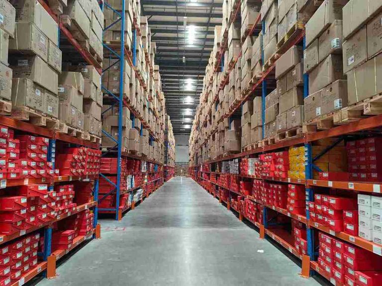 Selective racking for retail distribution centers with easy pallet access