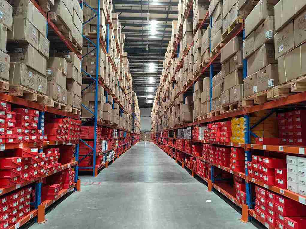 Selective racking for retail distribution centers with easy pallet access