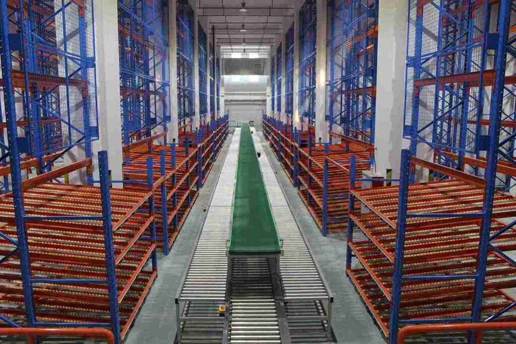 ​​Pallet flow racking​​ system with gravity rollers for high-density storage