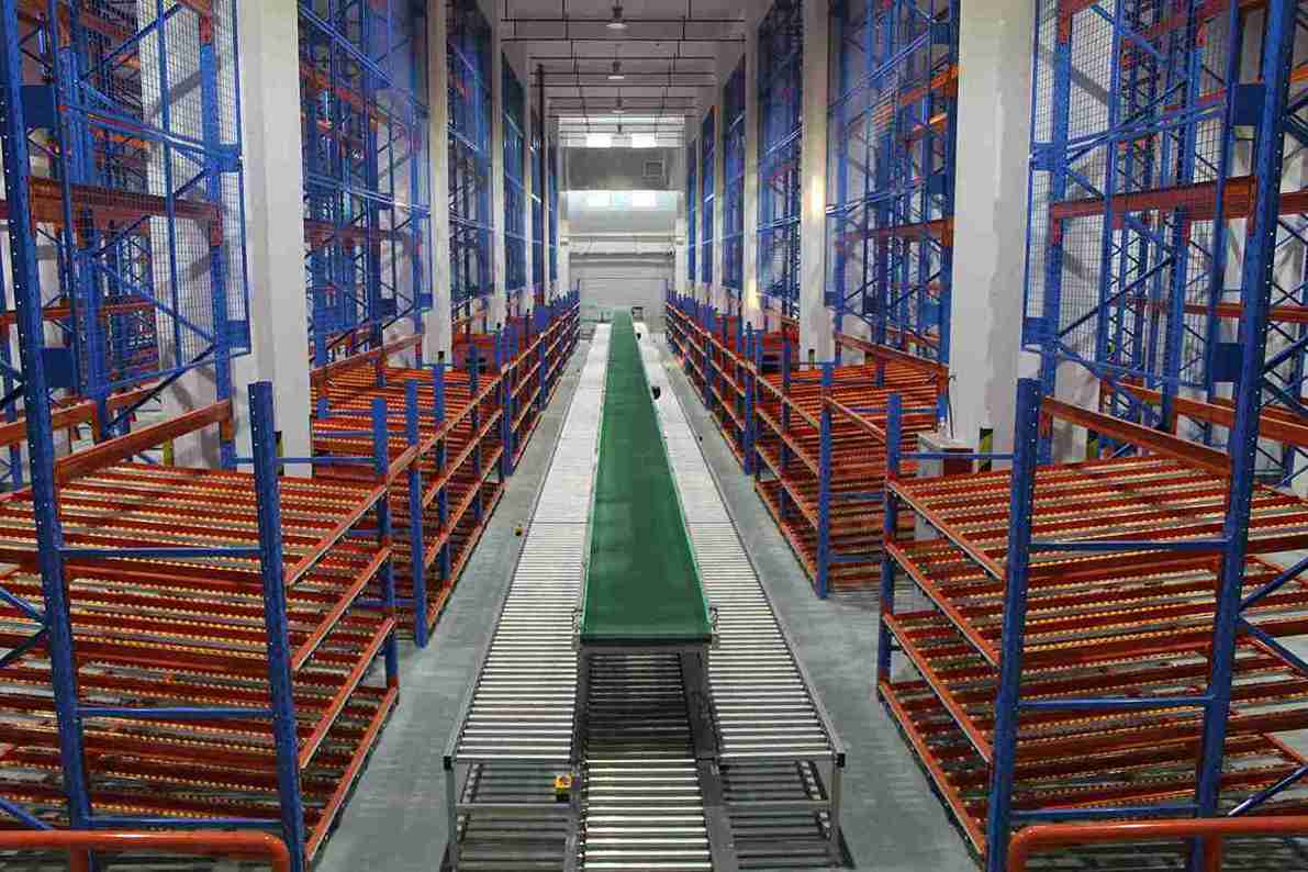 ​​Pallet flow racking​​ system with gravity rollers for high-density storage