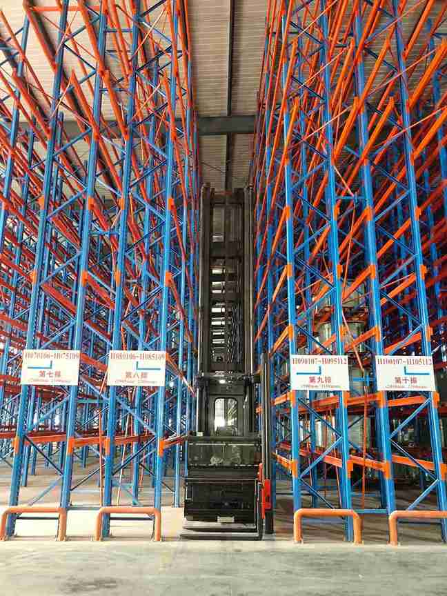 ​​narrow aisle pallet racking system​​ warehouse layout with forklift