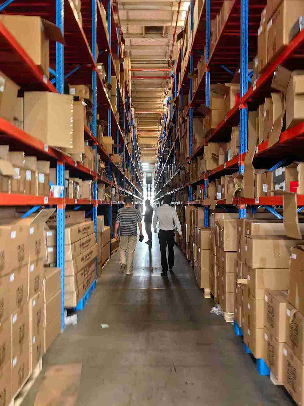 ​​narrow aisle picking efficiency​​ warehouse layout with optimized storage zones