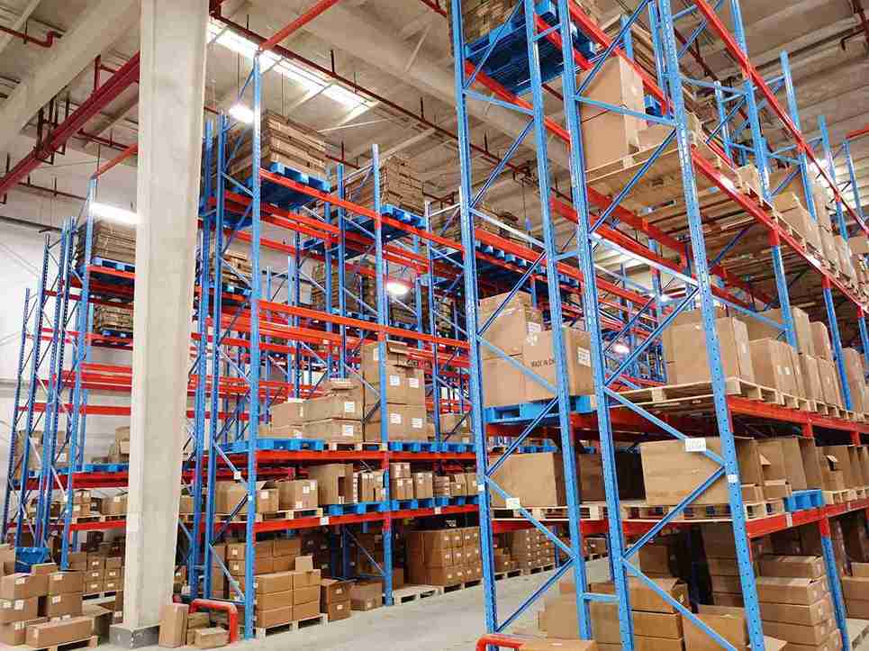 Heavy duty pallet racking system with structural components