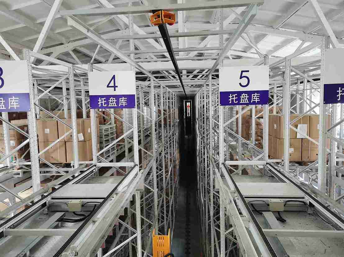 "Selective pallet industrial racking supplies with optimized aisle space"