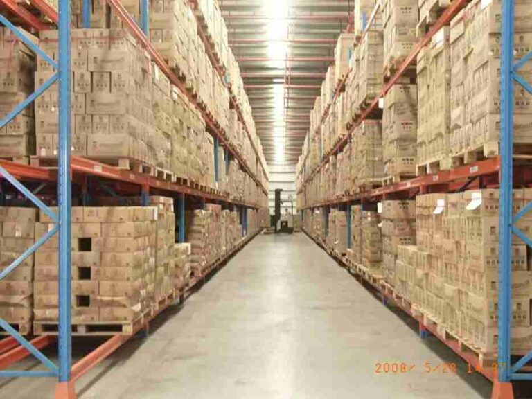 ​​Double deep racking for distribution centers​​ warehouse layout maximizing storage space