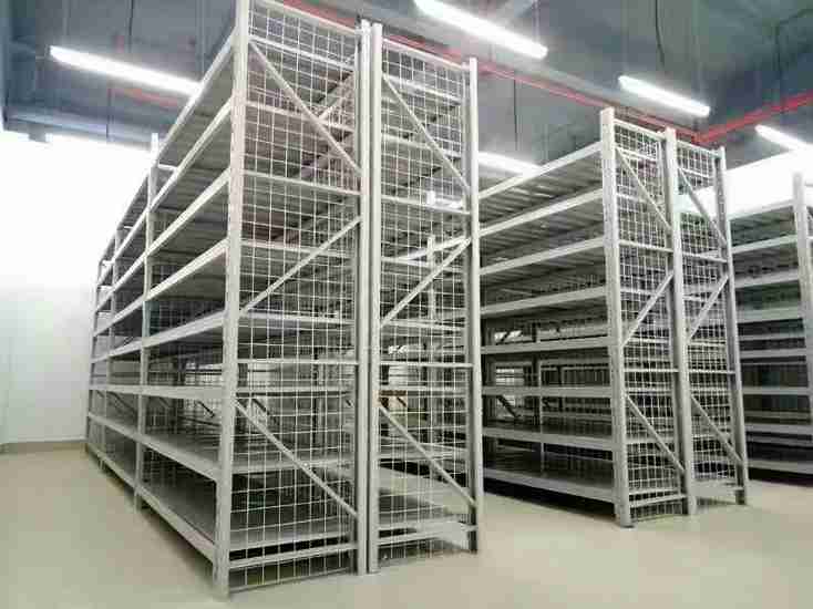 Close-up of the secure beam locking mechanism on industrial adjustable shelving units.