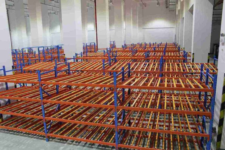 Heavy-duty pallet flow racking systems with gravity rollers