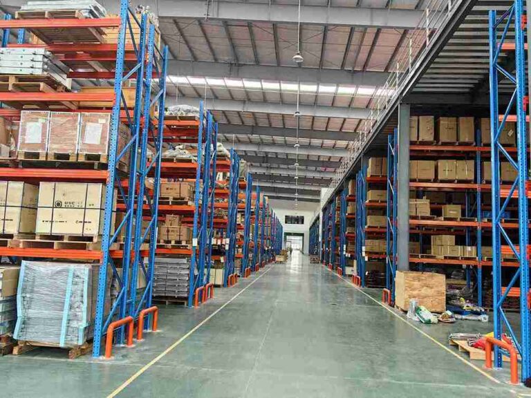 High-visibility shelf racking for logistics centers improving inventory accuracy to 99.8%