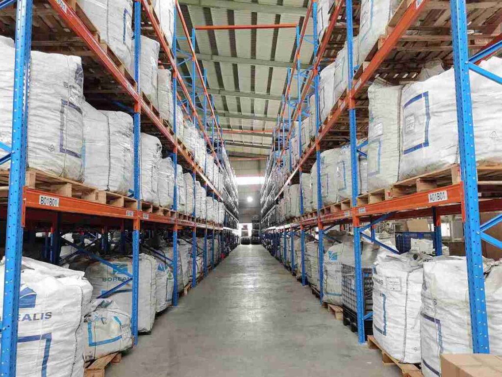 Infographic comparing safe vs dangerous deflection levels for loaded storage bpallet beamsb.