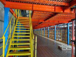 Technical diagram illustrating critical modular platform load capacity specs for beams and decking.