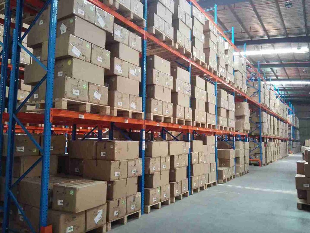 High-density automated standard pallet racking system for F&B e-commerce warehouse.