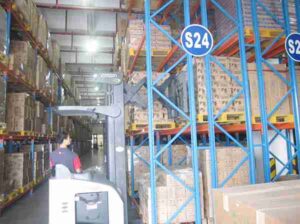 double deep heavy duty pallet racking with reach truck GCC warehouse
