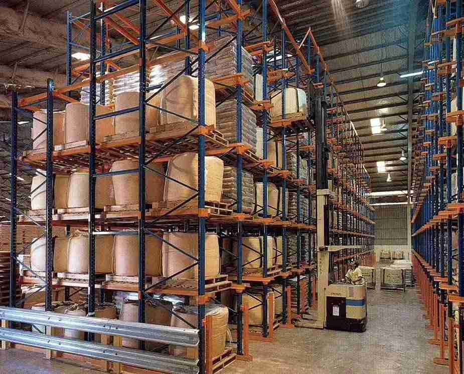 what is drive-in racking – technical diagram of components upright frames, pallet rails, support arms, and forklift entry