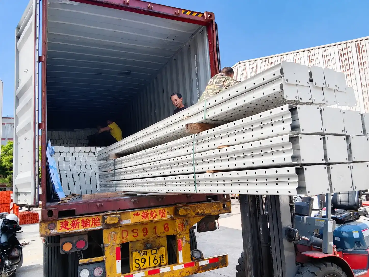 Pallet Racking Manufacturer Container Loading Upright Column Sea Freight Export Shipping